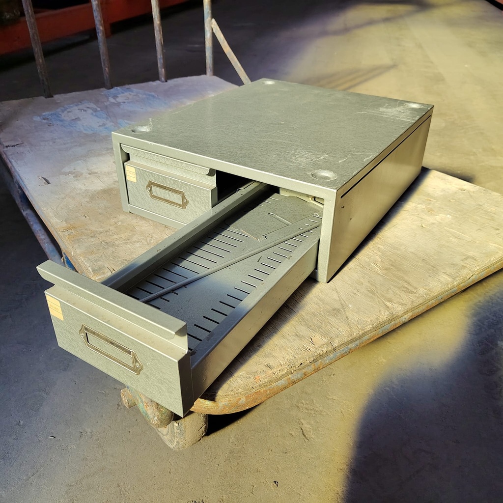 Caisson métallique à étiquette