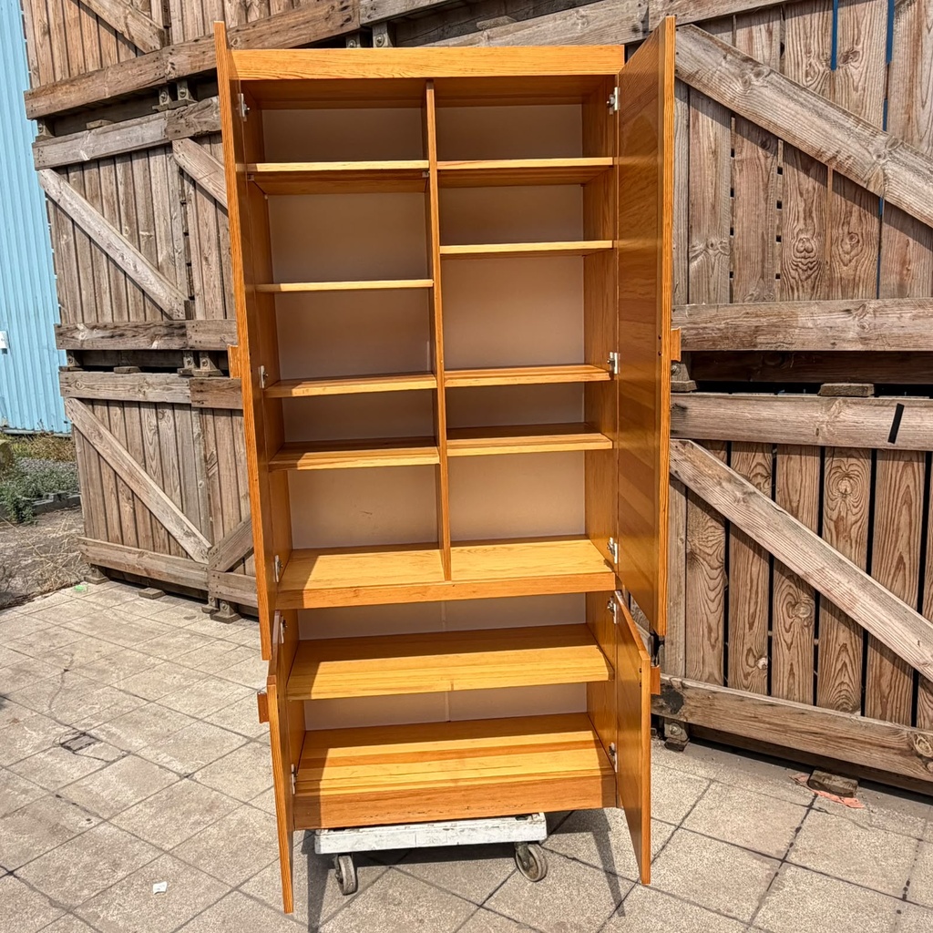 Armoire de rangement haute en bois