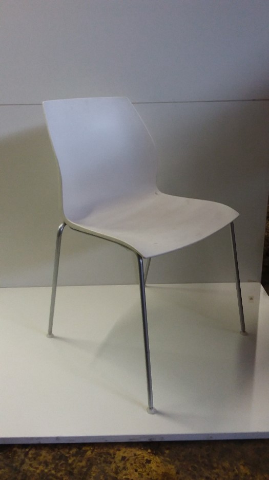 Chaise plastique blanche