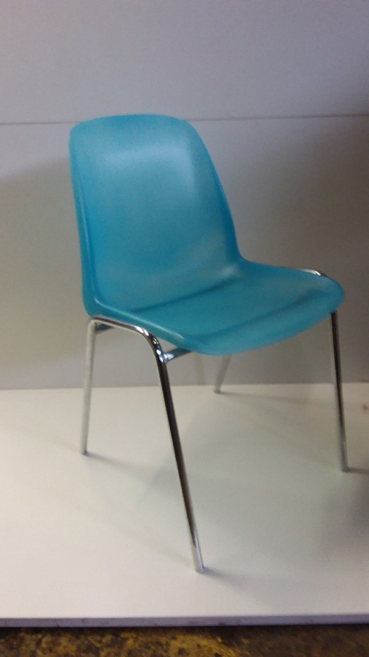 Chaise plastique bleue