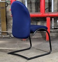 Chaise en tissu bleue