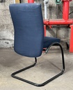 Chaise en tissu bleu