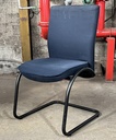 Chaise en tissu bleu