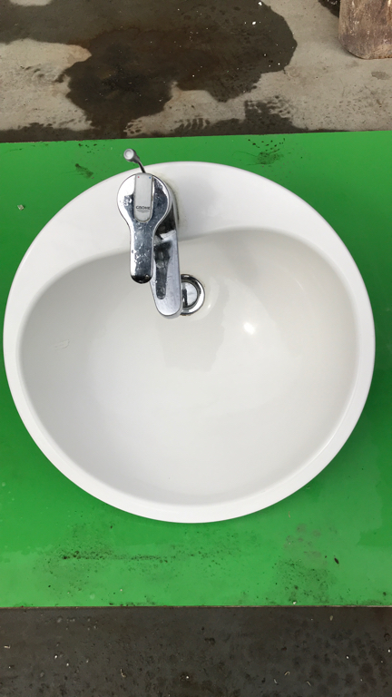 Lavabo en métal rond