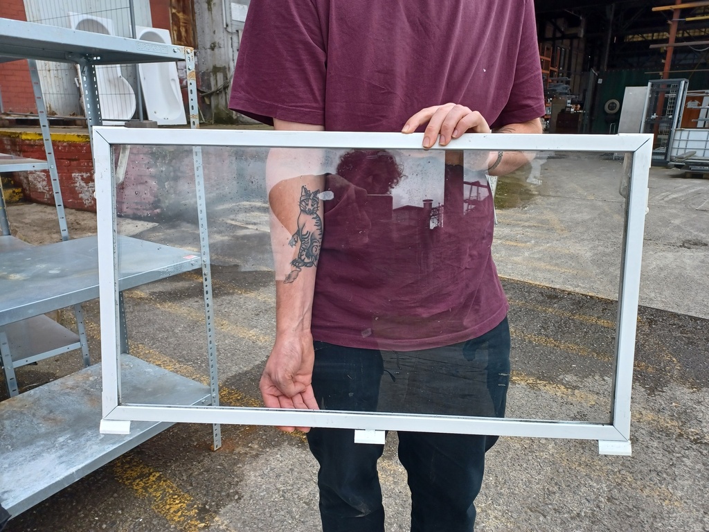 Fenêtre de cave verre/tôle perforée