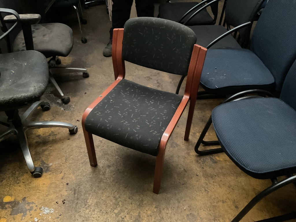 Chaise en tissu et bois