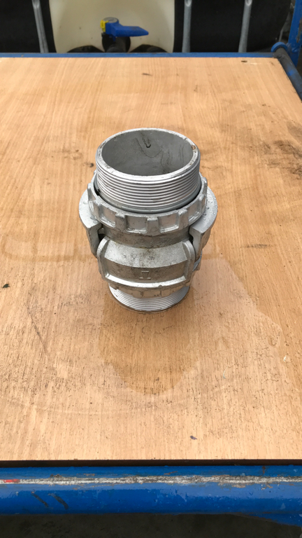 Raccord tuyaux incendie/pompier