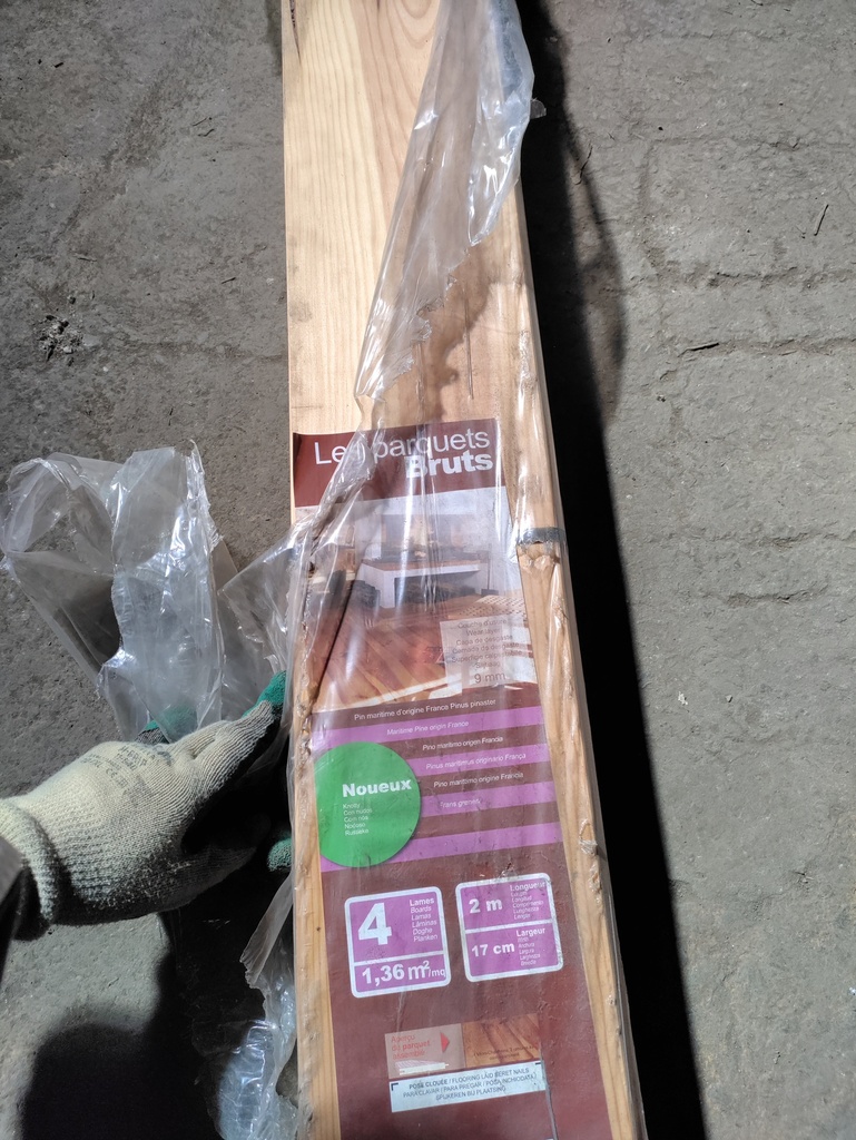 Parquet pin massif noueux