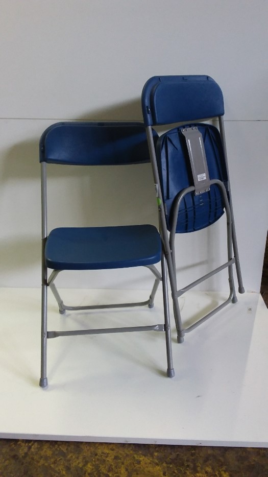 Chaise pliante en plastic bleu