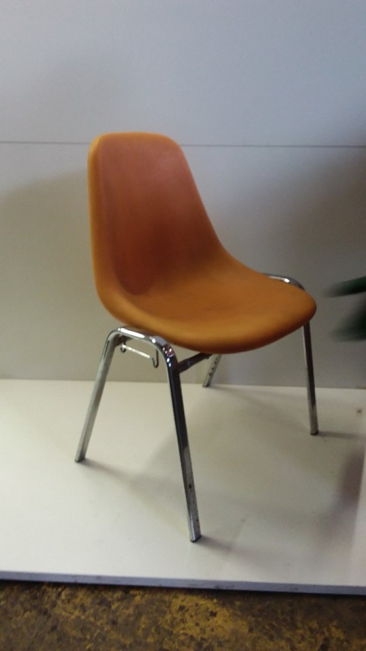 Chaise plastique ocre