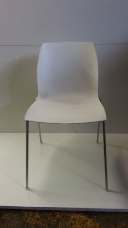 Chaise plastique blanche