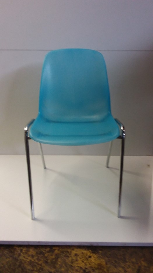 Chaise plastique bleue