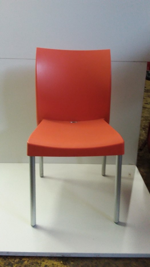 Chaise plastique orange