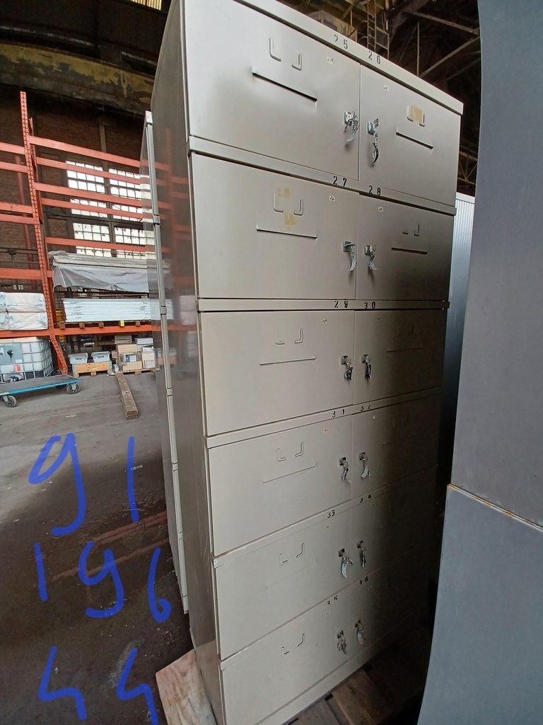 Armoire à casiers métallique