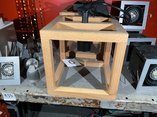 Suspension cubique en bois