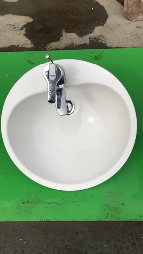 Lavabo en métal rond