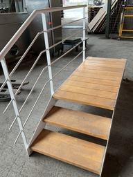 [CC VW] Petit escalier en métal x bois