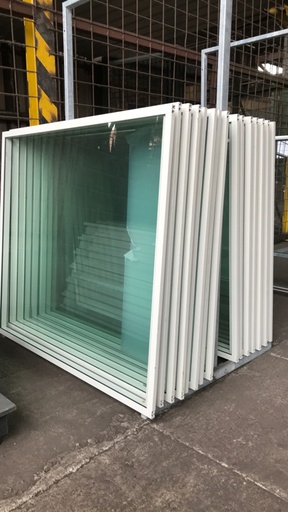 Panneaux vitrés sur cadre métal