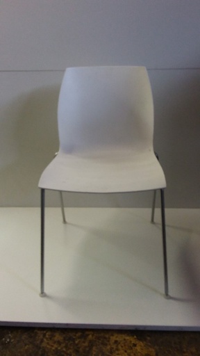 [000MOB040] Chaise plastique blanche