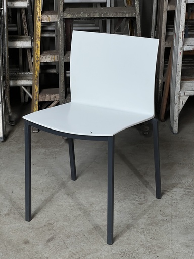 [ND] Chaise blanche